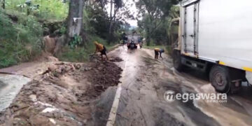 Material Longsor Tutupi Jalan Nyalindung Sagaranten