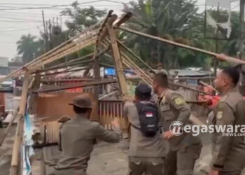 Bangunan Semi Permanen di Exit Tol Citereup Dibongkar