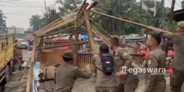 Bangunan Semi Permanen di Exit Tol Citereup Dibongkar