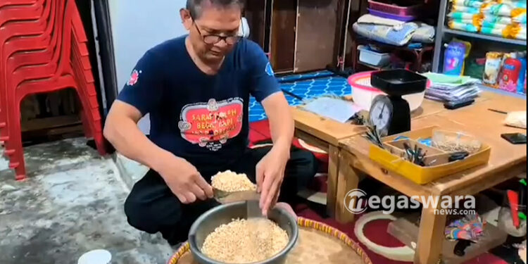 Pensiunan Polisi Jadi Pengrajin Tempe