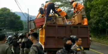 Satpol PP Angkut Gerobak Pkl di Puncak