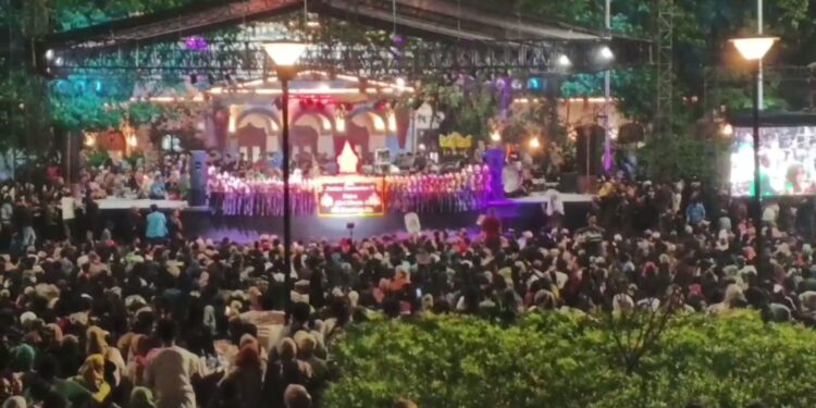 Warga Tumpah Ruah Saksikan Wayang Golek di Alun alun Kota Bogor