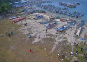 Jelang Hari Nelayan ke-59, Nelayan di Ujung Genteng Gelar Aksi Bersih-Bersih Pantai
