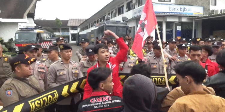 Segel Balai Kota, GMNI Sukabumi Raya Kecam Kebijakan Pemerintah