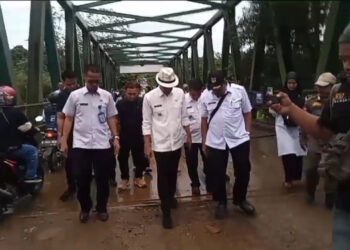 Jembatan Leuwiranji yang menghubungkan dua wilayah sebagai jalur tambang dilaporkan rusak parah sejak lama. Warga dan para pengendara