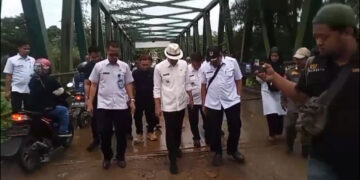 Jembatan Leuwiranji yang menghubungkan dua wilayah sebagai jalur tambang dilaporkan rusak parah sejak lama. Warga dan para pengendara