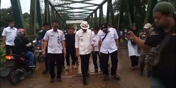 Jembatan Leuwiranji yang menghubungkan dua wilayah sebagai jalur tambang dilaporkan rusak parah sejak lama. Warga dan para pengendara