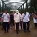 Jembatan Leuwiranji yang menghubungkan dua wilayah sebagai jalur tambang dilaporkan rusak parah sejak lama. Warga dan para pengendara