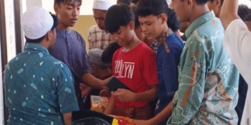 Siswa MAN 3 Sukabumi Rayakan Kelulusan dengan Berbagi Makanan Gratis