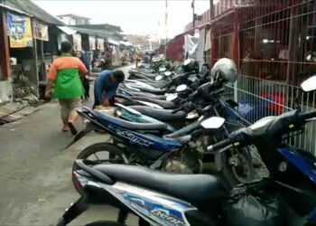 Pasca Penertiban PKL, Jalan Tembus di Citeureup Jadi Lahan Parkir Liar