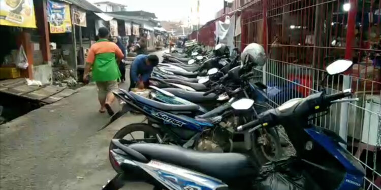 Pasca Penertiban PKL, Jalan Tembus di Citeureup Jadi Lahan Parkir Liar