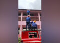 Kunci Motor Nyangkut di Atap SD Cibinong, Damkar Turun Tangan!
