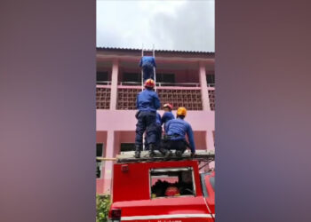 Kunci Motor Nyangkut di Atap SD Cibinong, Damkar Turun Tangan!