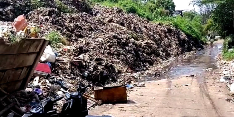 Akibat Sampah Overload, Tembok Penahan Sampah Ambruk