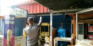 Terekam CCTV, Pria Paruh Baya Curi HP Anggota Linmas Saat Dicas di Kios