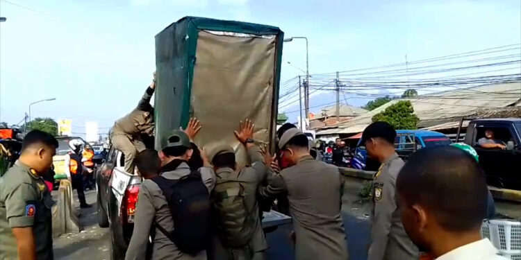 Satpol PP Kabupaten Bogor Tertibkan PKL di Simpang Ciawi, Amankan Gerobak dan Perlengkapan