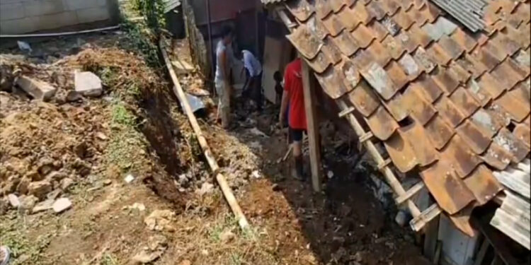Rumah Warga di Cijeruk Ambruk Diterjang Longsor