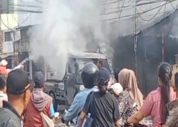 Mobil Terbakar di Rumpin, Api Sambar Rumah dan Kabel Listrik