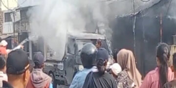 Mobil Terbakar di Rumpin, Api Sambar Rumah dan Kabel Listrik