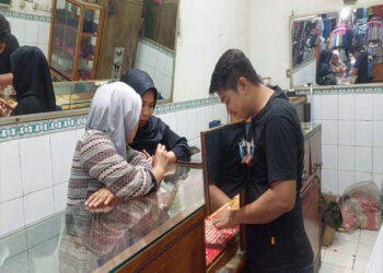 Perhiasan Jadi Andalan, Warga Jual Emas Untuk Sekolahkan Anak