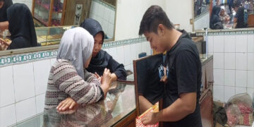 Perhiasan Jadi Andalan, Warga Jual Emas Untuk Sekolahkan Anak