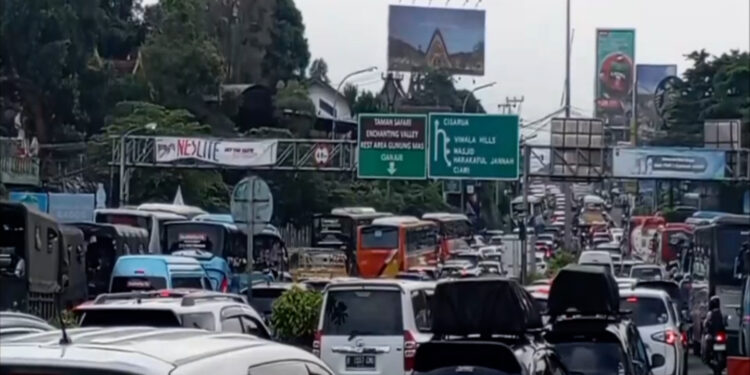 Lonjakan arus kendaraan dari arah Jakarta menuju kawasan Puncak, Bogor, terjadi selama libur panjang Tahun Baru Islam