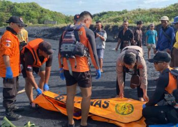 Perahu di Gulung Ombak Tinggi, Tim Sar Gabungan Evakuasi Dua Nelayan Tewas Diperairan Kalibunder