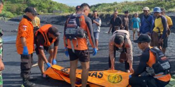 Perahu di Gulung Ombak Tinggi, Tim Sar Gabungan Evakuasi Dua Nelayan Tewas Diperairan Kalibunder