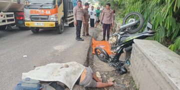 Diduga Terjatuh dan Terlindas Mobil, Seorang Pemotor Tewas di Jalan Raya Sukalarang Sukabumi