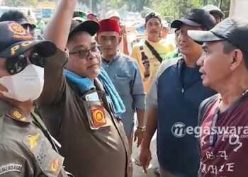 Petugas Bongkar Paksa Puluhan Lapak PKL dan Posko Ormas di Perbatasan Bogor-Depok