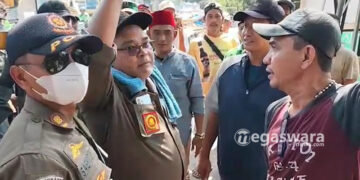 Petugas Bongkar Paksa Puluhan Lapak PKL dan Posko Ormas di Perbatasan Bogor-Depok