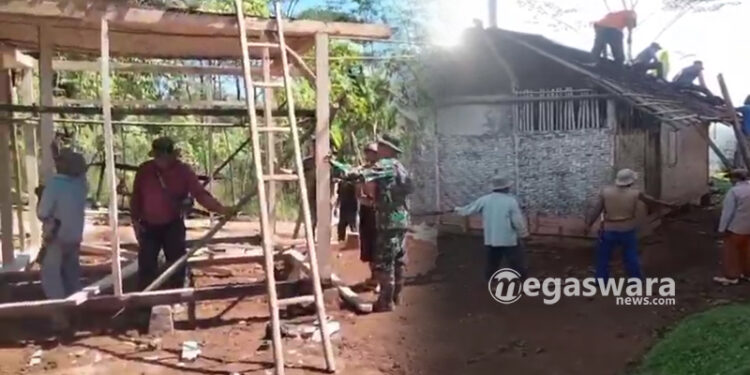 Babinsa Kerahkan Warga Bongkar Rumah Reyot Lansia di Jampangtengah