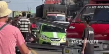 Muatan Rangka Besi Terlepas, Timpa 1 Mobil dan 5 Motor di Cibinong
