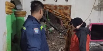 Dua Rumah Tertimbun Longsor, Satu Korban Meninggal Dunia.