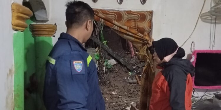 Dua Rumah Tertimbun Longsor, Satu Korban Meninggal Dunia.