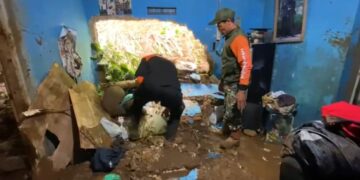 Longsor Terjang Bojong Genteng, Dua Rumah Beserta 3 Orang Penghuninya Tertimbun.