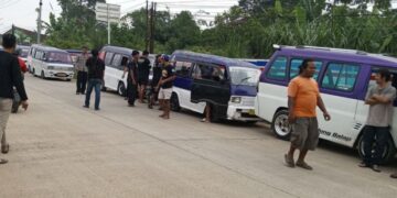Jalan Dibiarkan Rusak, Ratusan Sopir Angkot Blokir Jalur Alternatif Nagrak-Cibadak