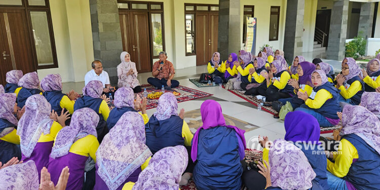 Iwan suryawan bersama puluhan anggota kader care kota bogor
