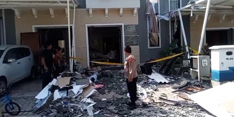 Gas Meledak, Merusak Rumah Anggota Kepolisian dan Kendaraan di Gunungsindur