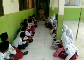 Miris, Siswa MI Darussalam Klapanunggal Belajar di Lantai Karena Tak Punya Meja dan Kursi