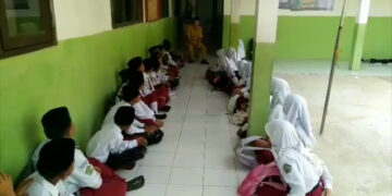 Miris, Siswa MI Darussalam Klapanunggal Belajar di Lantai Karena Tak Punya Meja dan Kursi