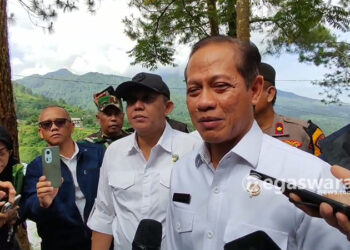 menteri LH Hanif faisol nurofiq saat tinjau lokasi longsor di puncak