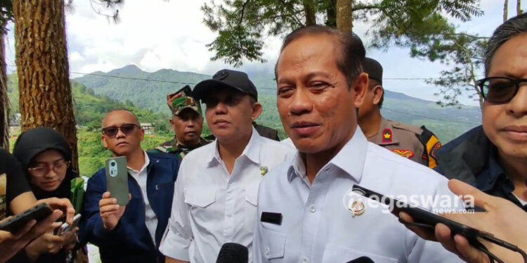 menteri LH Hanif faisol nurofiq saat tinjau lokasi longsor di puncak