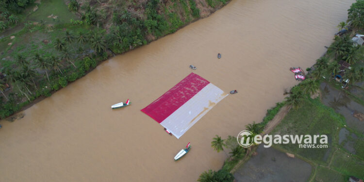Bendera Merah Putih membentang di Sungai Cikaso Jampang Kulon