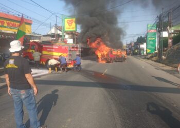 Angkot Goalpara Sukabumi Terbakar di Jalan Sukaraja. Isi nya jeriken BBM