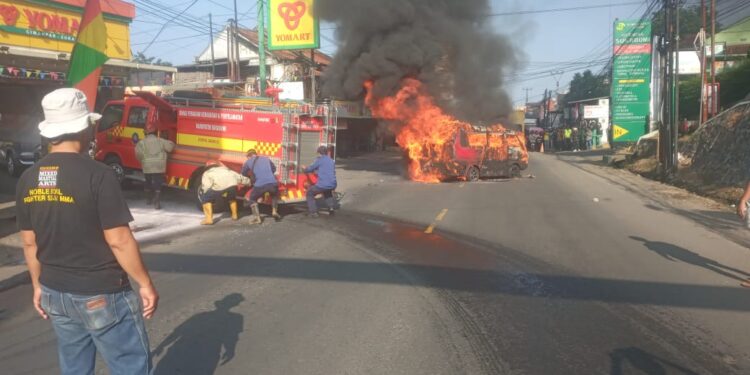 Angkot Goalpara Sukabumi Terbakar di Jalan Sukaraja. Isi nya jeriken BBM