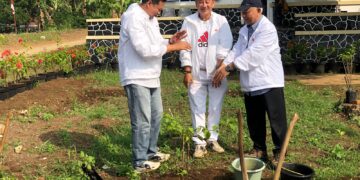 Owner Bogorindo Bareng Guru Besar IPB Prof Sudrajat Lakukan Reboisasi di Tanah Bogorindo Tenjojaya.