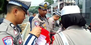 Polres Bogor Bagikan 17.845 Bendera Merah Putih di Simpang Gadog