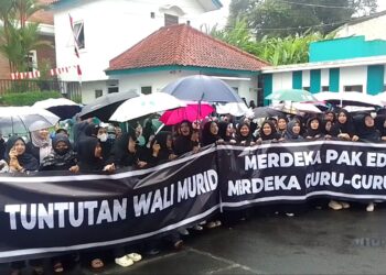 Puluhan Wali Murid LPIT Roudlotul Janah Demo Depan Sekolah, Ada apa?