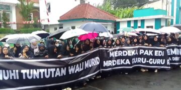 Puluhan Wali Murid LPIT Roudlotul Janah Demo Depan Sekolah, Ada apa?